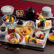 平日ランチ限定のおばんざい膳です。
約10種の小鉢に天ぷらや茶わん蒸しも付いた贅沢なお膳となっております。