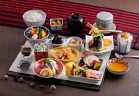 平日ランチ限定のおばんざい膳です。
約10種の小鉢に天ぷらや茶わん蒸しも付いた贅沢なお膳となっております。