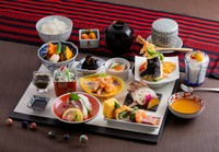平日ランチ限定のおばんざい膳です。
約10種の小鉢に天ぷらや茶わん蒸しも付いた贅沢なお膳となっております。