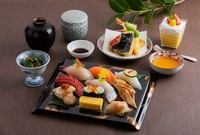 板前が注文を受けてから新鮮なネタを握ります。
ネタの内容は入荷で変わるのでスタッフにお尋ねください。
