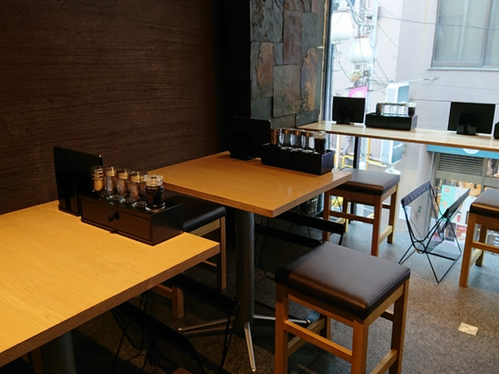 カウンター席もありますよ