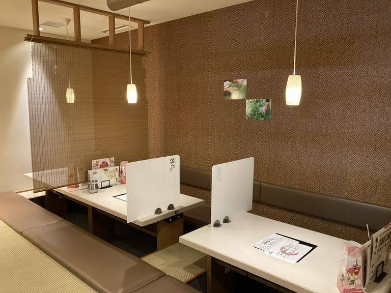 和モダンな空間で食事を楽しめます