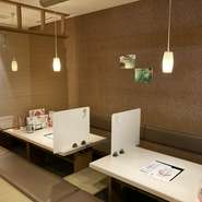 上品な和モダンのテーブル席。デートや少人数での食事会に最適です。
