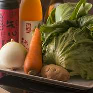 当店の野菜は、野菜毎にその野菜が一番おいしくなる時期をみて産地をきめています。
しゃぶしゃぶに合う野菜を農家の方と話し合っています。
温野菜の熱い想いを心ゆくまでご堪能ください。