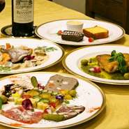 大皿のお料理を皆様で取り分けあってお楽しみください。
オススメのお料理を一通り堪能できます。
ご予算に応じて柔軟に対応致します。