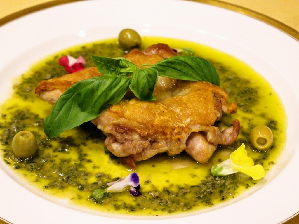 カリカリ国産チキンソテーアンショワイヤードソース