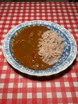 小麦粉不使用、さらさらのチキンカレー。まあまあ辛いです。カレー専門店の○○イチでいうと3辛くらい。
ライスは200g。大盛り300gは200円アップ。