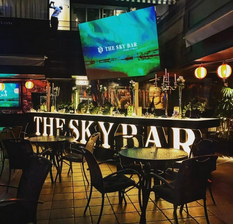 雨の日も安心！　開放感あふれるルーフトップのテラス席