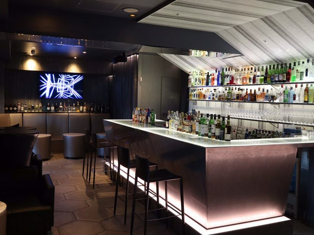 お酒のラインナップ100種以上！　オリジナルカクテルを楽しんで