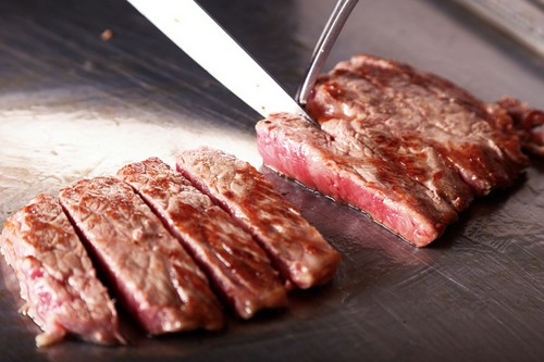 目の前で焼き上げられる新鮮な食材を、出来たてで味わえる鉄板焼