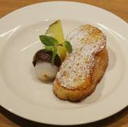 ＜朝食・ランチ限定＞
バケットを前日から漬け込んで、当日に焼き上げハチミツと粉糖を使用しております。