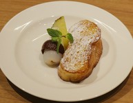 ＜朝食・ランチ限定＞
バケットを前日から漬け込んで、当日に焼き上げハチミツと粉糖を使用しております。