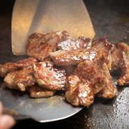 ＜ランチ・ディナー＞
人気NO1！　焼き立てを２種類のソースでどうぞ。
※牛脂注入肉を使用しております。