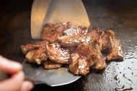 ＜ランチ・ディナー＞
人気NO1！　焼き立てを２種類のソースでどうぞ。
※牛脂注入肉を使用しております。