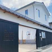 タイムスリップしたかの様な歴史的な存在感を放つ漆黒の壁と漆喰が目印。古来から残る建造物に現代のセンスと洋のスタイルを合わせたスタイリッシュな空間です。個室完備・ワンチャン同伴可・サプライズスイーツ可
