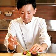 一見洋風に見えるパスタやソースなどにも、「だし」を使うことで日本文化らしい奥ゆかしさを演出。食材を活かした料理をベースに、どこか懐かしさを感じられる「味わい」を大切にされています。