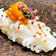 常連客にも人気の高い、北海道産バフンウニを添えた山口県産の白烏賊