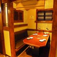 《半個室》ボックスタイプのテーブル席