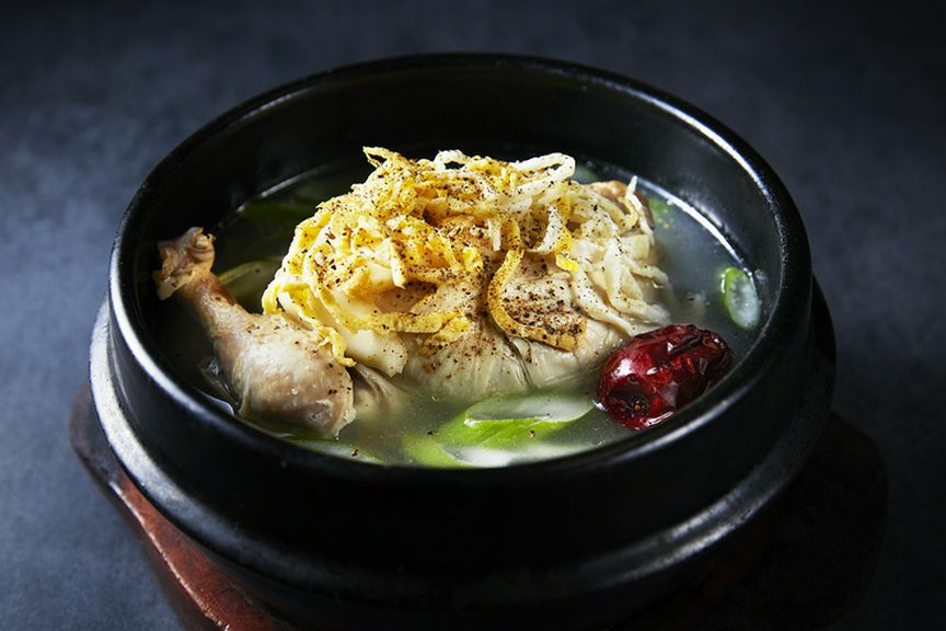 【参鶏湯】 ほろほろの鶏とピンク岩塩で、滋味深い味わい