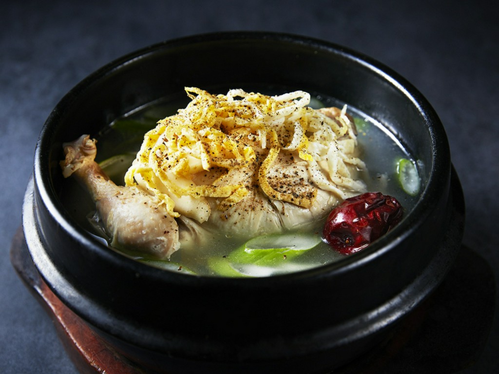 【参鶏湯】 ほろほろの鶏とピンク岩塩で、滋味深い味わい