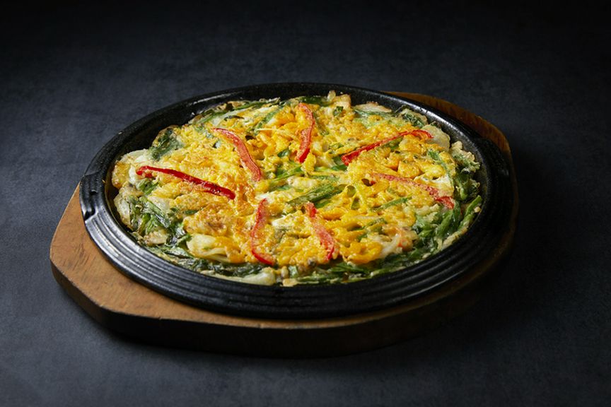 【海鮮チヂミ】海鮮をたっぷりと使い、カリっと焼き上げた一品