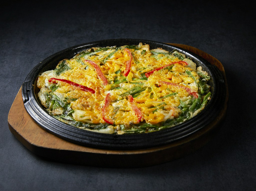 【海鮮チヂミ】海鮮をたっぷりと使い、カリっと焼き上げた一品