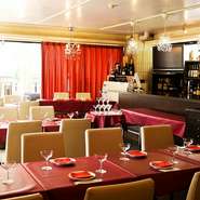 大きなシャンデリアが店頭を飾る【シトラスカフェ】。店内に入ると、開放感溢れるオシャレな空間が広がっています。落ち着いた気分に浸れ、大人な雰囲気を楽しめるお店です。