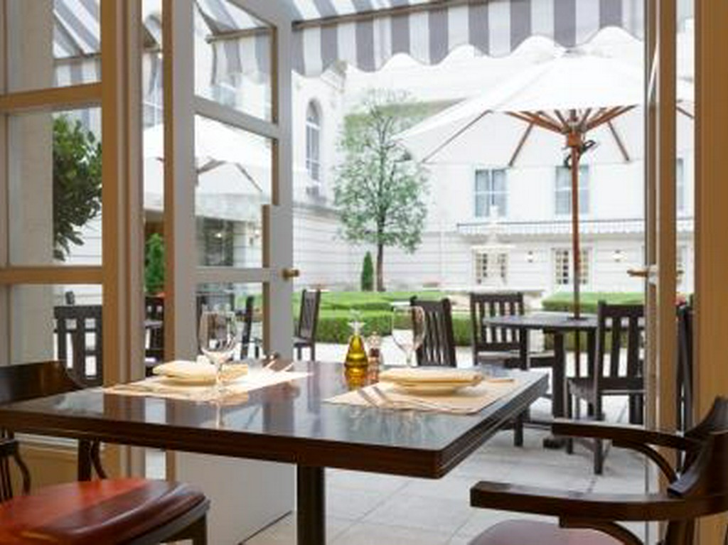 ヨーロッパを感じる中庭を眺めながらお食事を