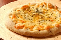 自家製ナポリピザ生地で4種類の厳選されたチーズを使った濃厚な旨味が楽しめます。