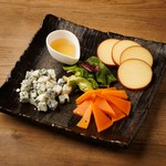スモークチーズ、ミモレットチーズ、ゴルゴンゾーラチーズ