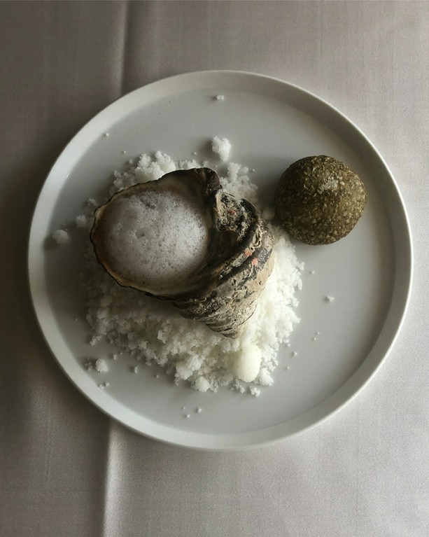 海岸の岩場をイメージした盛り付けが印象的な『サザエの海苔と黒にんにくバター和え』