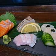 長崎でとれた新鮮な魚介類をメインに白身、赤身、青物、甲殻類を組み合わせて、4種3貫ずつでご用意しております。また、単品でも注文することができ、別途カルパッチョにもできます。