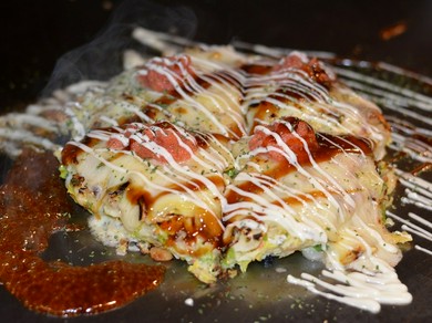 多彩なメニューを楽しめる鉄板焼き居酒屋！