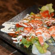 ・納豆キムチとん平inチーズ　700円
・ソーセージ5種盛り
「750円」
・鳥塩焼き
・エビプリマヨ
・肉野菜炒め
・トマトとチーズガーリック焼き
・ベーコンとトマトのチーズオムレツ
※写真は「エビプリマヨ」です