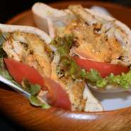 ・ペペロンチーノ焼きソバ　900円
・ケバブサンドビーフorチキン　1,000円※写真はケバブです。