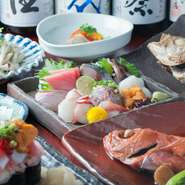 色とりどりの料理が並ぶコース料理は、少しずついろいろな料理を味わえてお得感満載。個室も完備されているので、周りに気兼ねなくおしゃべりに花を咲かせられます。