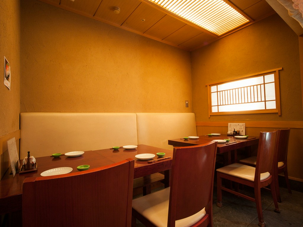 温かみのあるアットホームな店内でくつろぐ