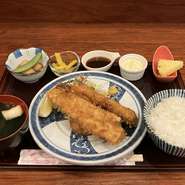 アジ・エビ・イカの３種のフライがのった定食です