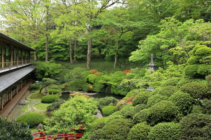 春は桜、秋は紅葉など、日本庭園の四季折々の風情が美しい