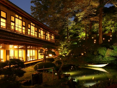 大小20室もの個室を揃え、すべての部屋から庭園を愛でられる