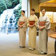 高級料亭ながら、初めて訪れてもどこか懐かしく、優しい空気感に憩えるのも【鶯啼庵】の魅力。食事の時間を楽しく過ごしていただくのはもとより、お客様の明日の活力につながる料理とおもてなしを大切にしています。