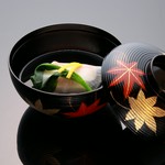 香り高く、凛と澄んだ出汁の旨みに心が和らぐ『お椀』