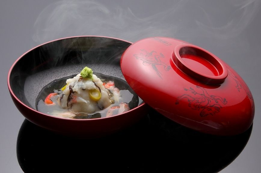 蟹と菊の彩りが海老芋に華を添える『海老芋の五彩餡掛け』