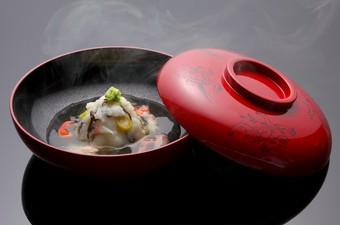 蟹と菊の彩りが海老芋に華を添える『海老芋の五彩餡掛け』