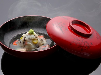 蟹と菊の彩りが海老芋に華を添える『海老芋の五彩餡掛け』