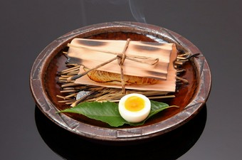 自家製味噌の旨みと藁の香りが五感に響く『銀鱈西京漬の藁焼き』