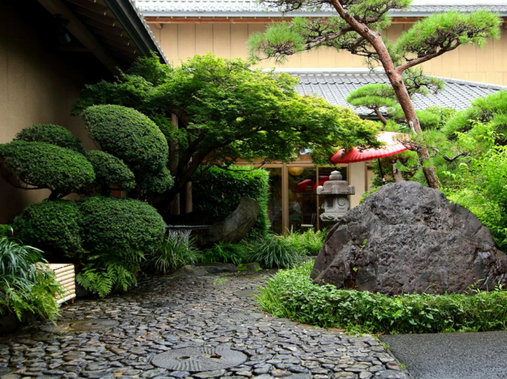 四季を映す見事な日本庭園を前に舌鼓を打つ