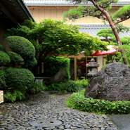 四季を映す見事な日本庭園を前に舌鼓を打つ