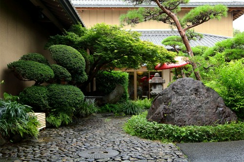 四季を映す見事な日本庭園を前に舌鼓を打つ