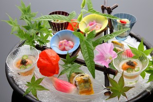 旬の山海の幸で織りなす懐石の“華”。季節の『八寸』